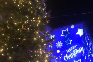 Oltre all'albero, c'è anche l'auto di Natale: ma con le luminarie non può  circolare - Ticinonline