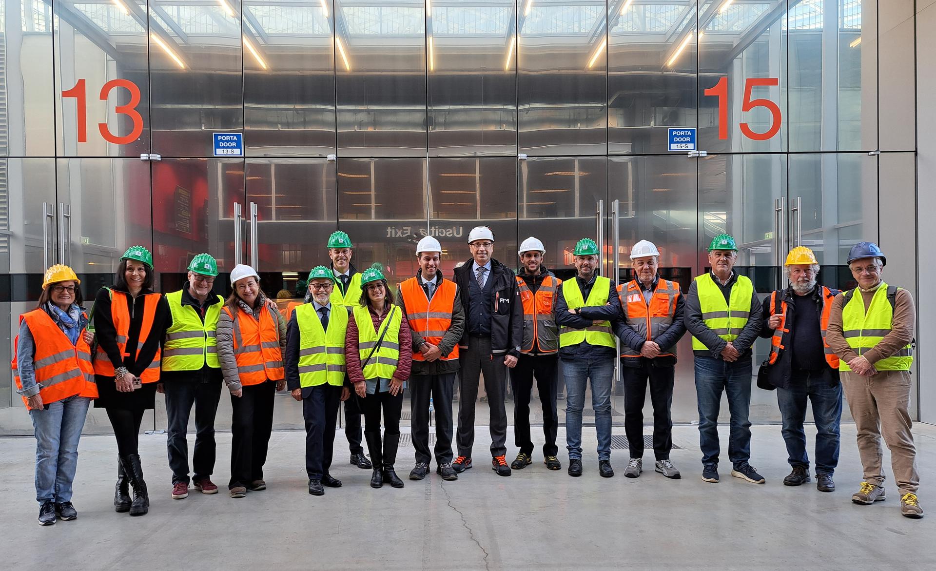 Giunta e Consiglieri comunali in visita ai padiglioni in cui sta nascendo la pista di ghiaccio per le Olimpiadi Milano Cortina 2026