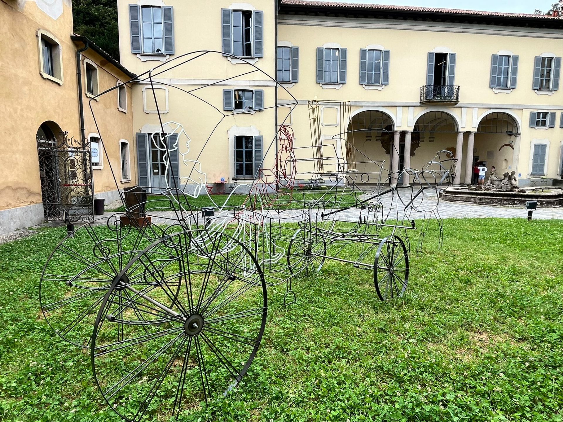 "La cultura che se ne va": la scultura dell'artista Giuliano Cataldo Giancotti esposta nel cortile nobile di Villa Burba. La scultura rappresenta un libro che fa da cocchiere di una carrozza che trasporta due personaggi, Dante Alighieri e la Venere di Milo.
