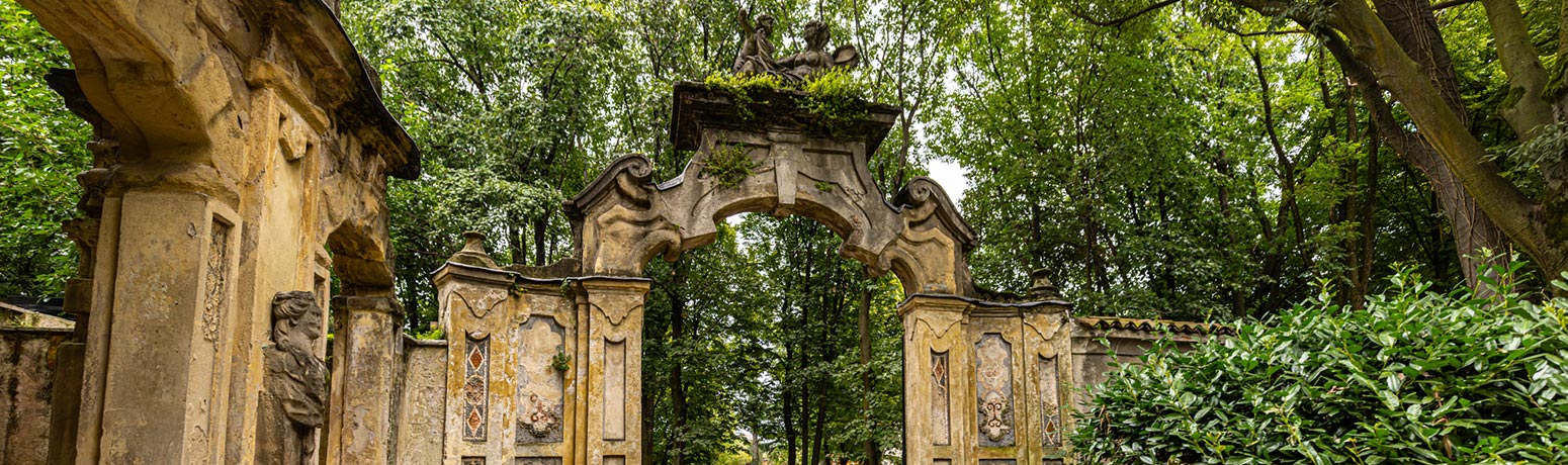particolare cancello di entrata del parco di villa Bubra