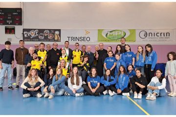 I partecipanti all'inaugurazione della palestra ristrutturata in via Alessandria e intitolata a padre Ambrogio Pessina
