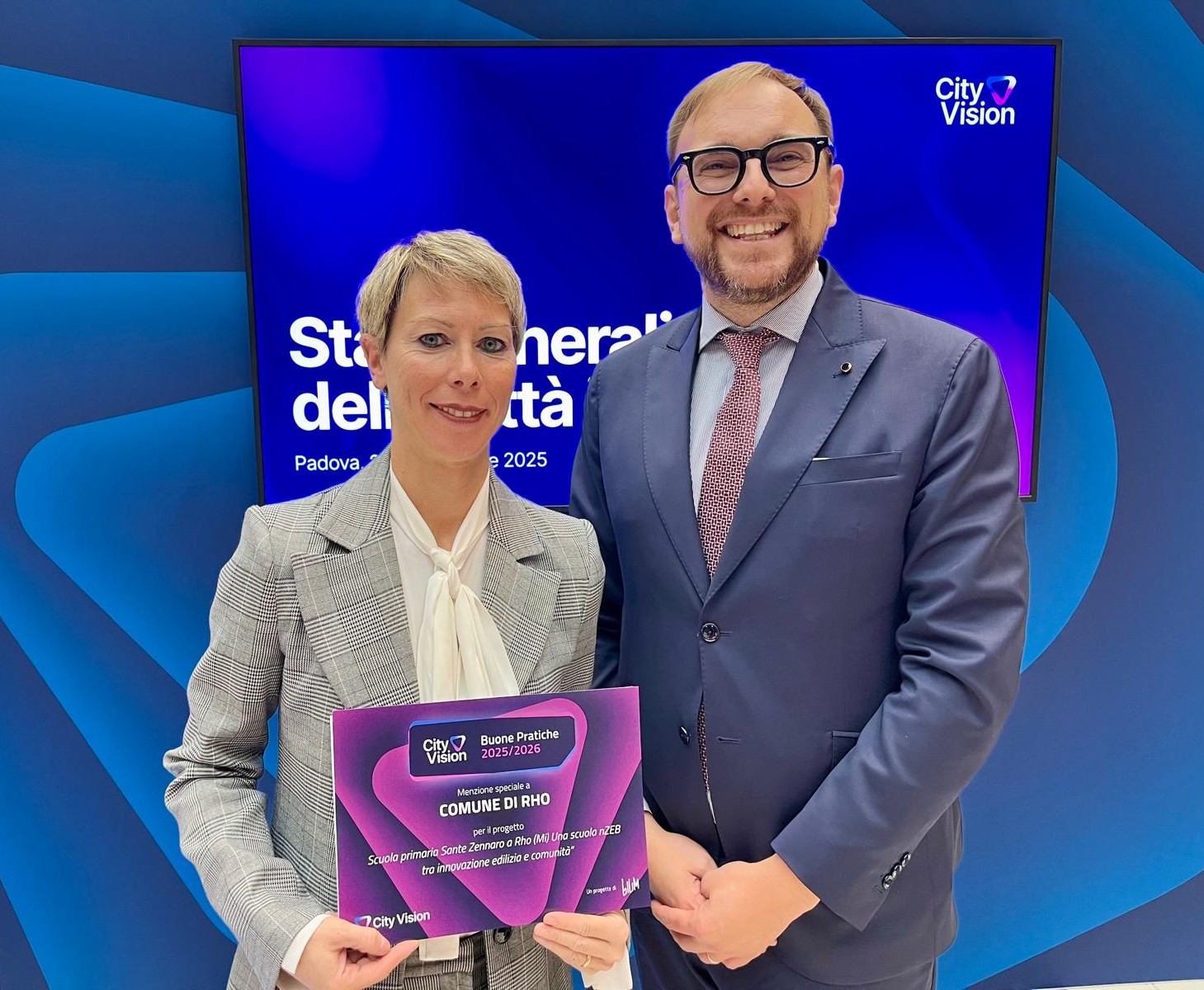 assessore Emiliana Brognoli con la menzione speciale ricevuta a Padova