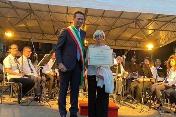 Consegna Onorificenza Civica Dott. Mauro Guglielmo Cravello alla memoria , ritira la moglie