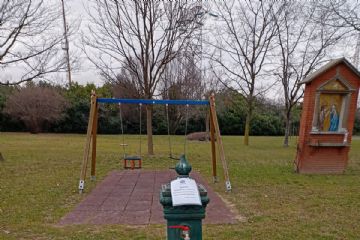 fontana chiusa in un parcogiochi della città