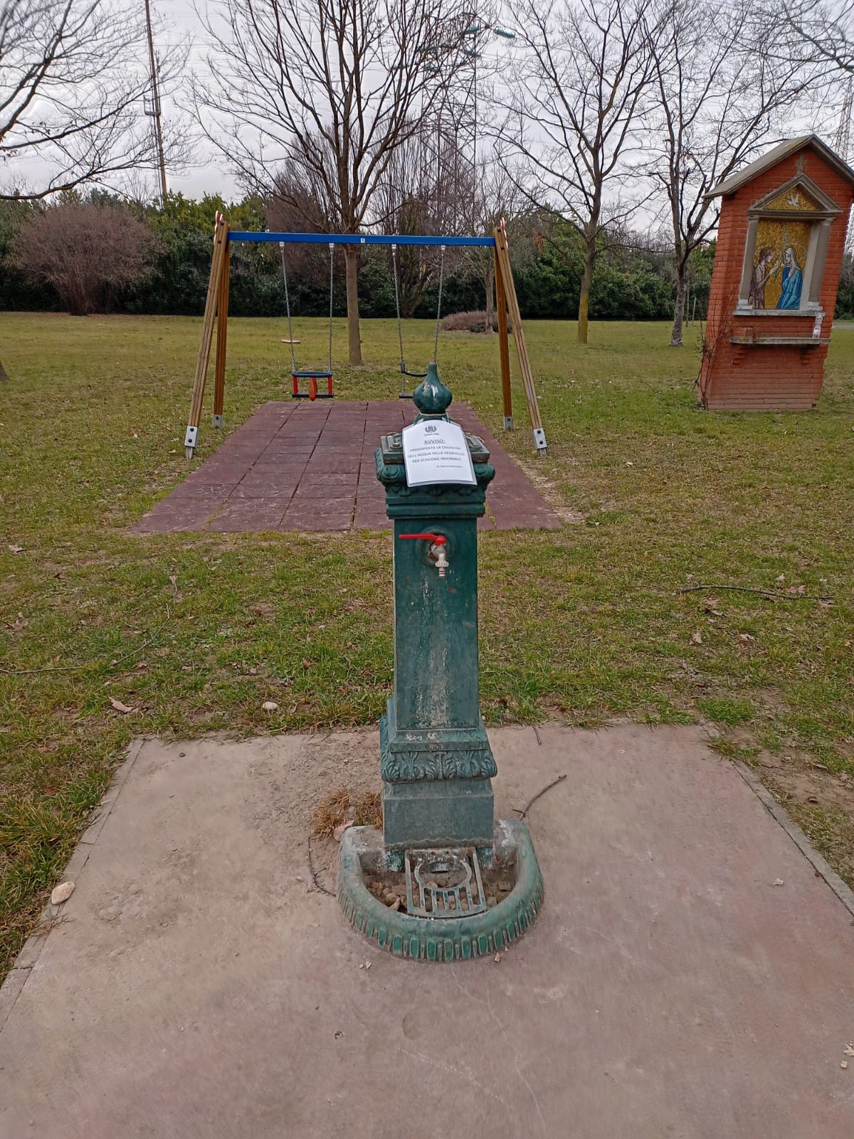 fontana chiusa in un parcogiochi della città