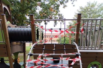 Nuovi vandalismi ai giochi del Parco di via Dalmazia