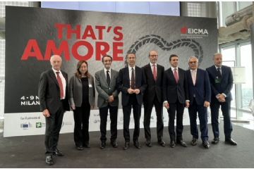 da sinistra insieme ai vertici di Fiera e Eicma Maria Rita Vergani , Attilio Fontana e Beppe Sala