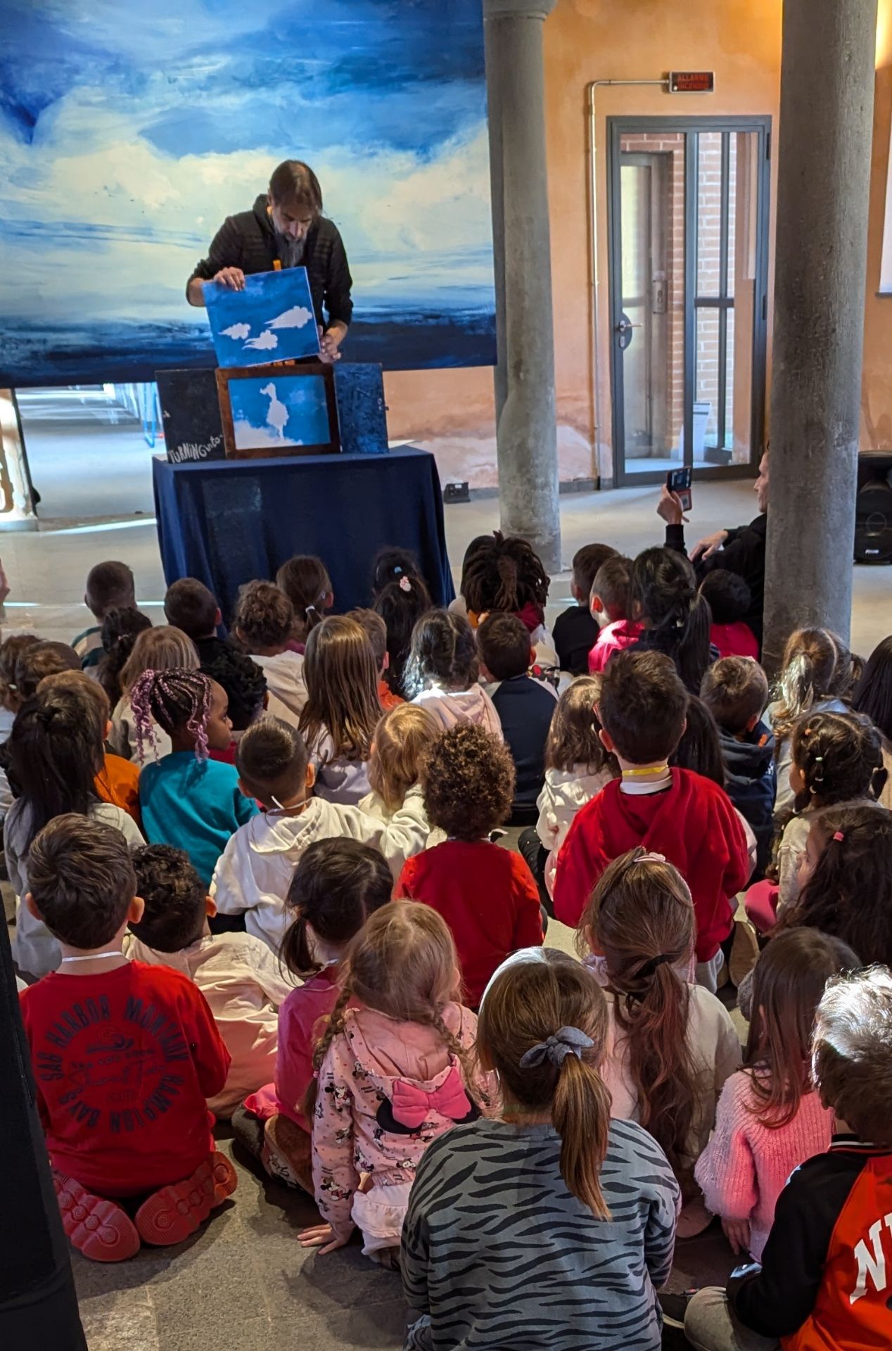 Bambini e le opere di Zavatta