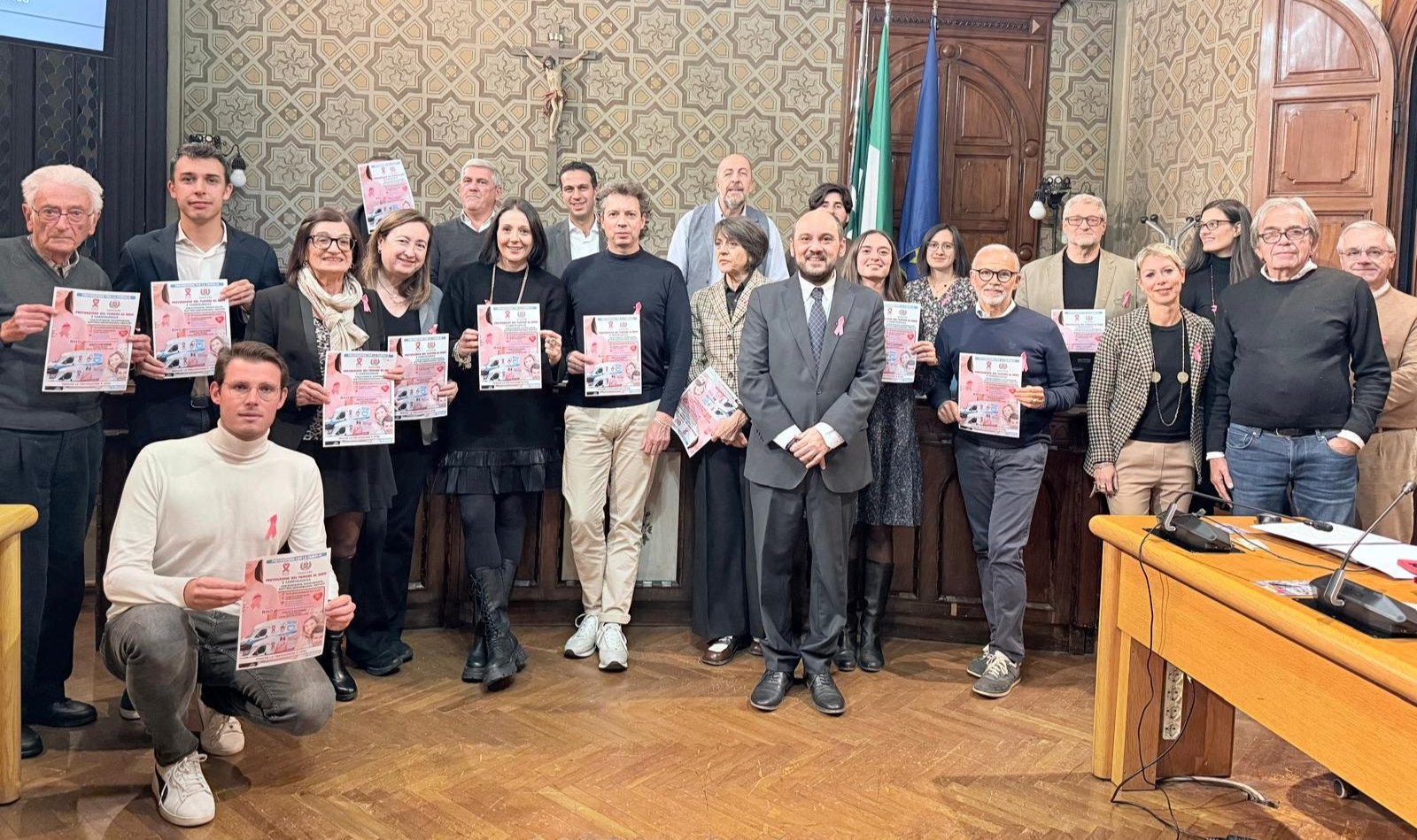 la consegna delle locandine in Consiglio comunale nella seduta del 29 ottobre 