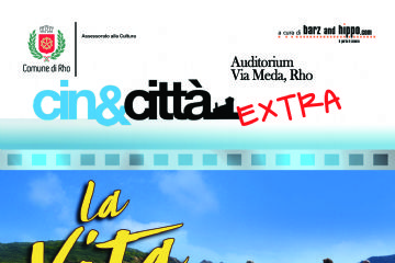 Locandina film La Vita va così cin&città extra. Immagine grafica spiaggia mare una mucca alcune persone e un pecchio pastore con il suo cane.