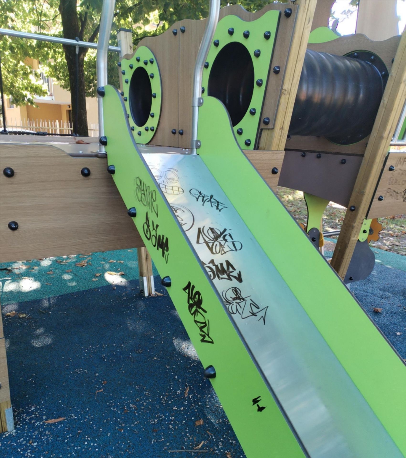 scivolo di via Dalmazia vandalizzato con scritte