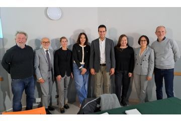Giunta comunale nella sala di via Giusti. Da sinistra Edoardo Marini, Nicola Violante, Emiliana Brognoli, Alessandra Borghetti, il Sindaco Andrea Orlandi, Maria Rita Vergani, Valentina Giro, Paolo Bianchi