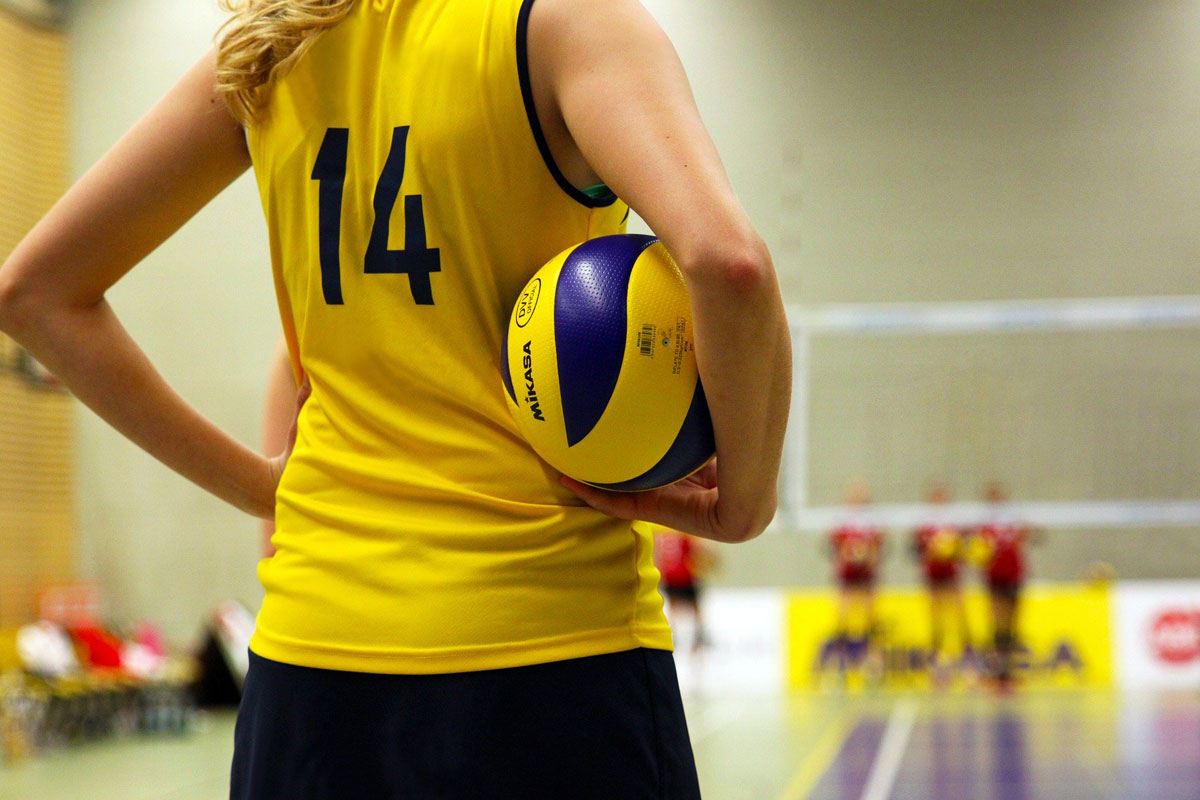 ragazza che gioca a pallavolo