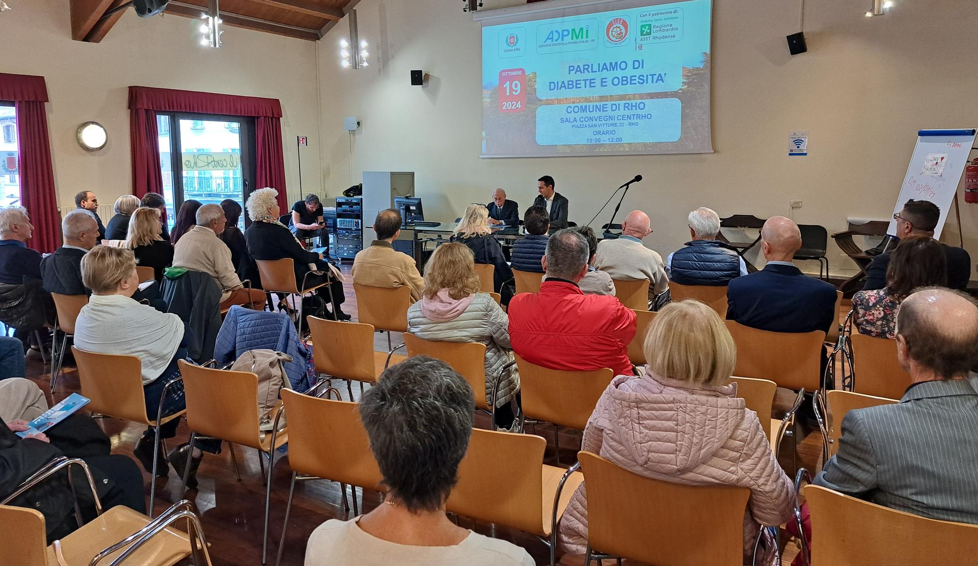 Immagine della sala Convegni del Tourist Infopoint che ha accolto sabato 19 ottobre numerosi cittadini interessati al convegno “Parliamo di diabete e obesità” organizzato dal Comune di Rho e Adpmi Associazione diabetici della provincia di Milano, con Uler - Università libera età, con il patrocinio di Asst Rhodense e in collaborazione con NovoNordisk.