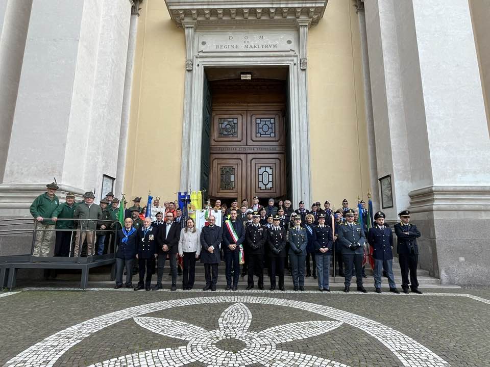Santuario dove è stata officiata la messa da Padre Patrizio Garascia e la lettura della preghiera del soldato da parte di Ermelinda Palmieri, presidente di ANCR Associazione Nazionale Combattenti e Reduci, presenti autorità della città