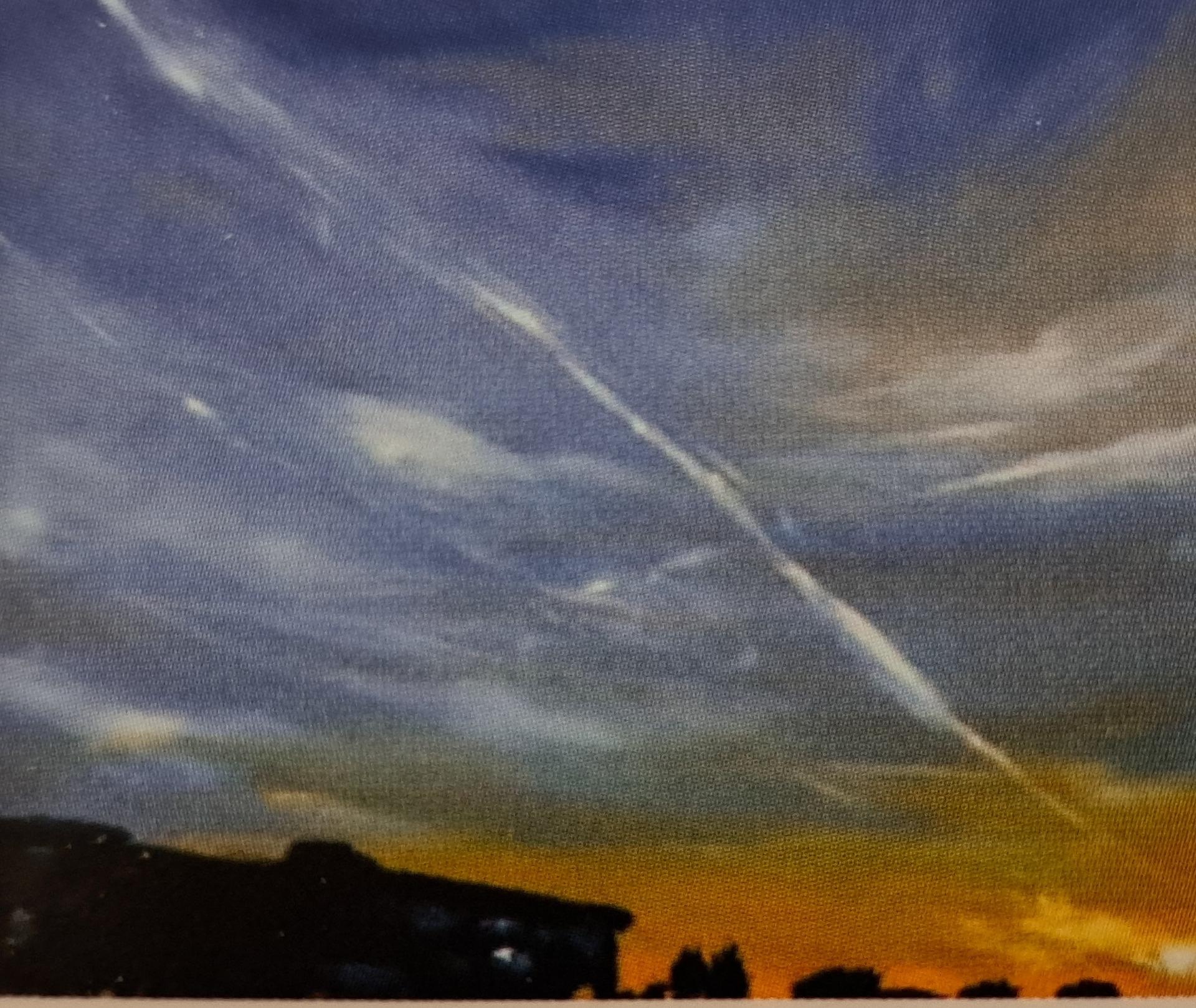 Una delle opere: Scie di aerei, olio su tela