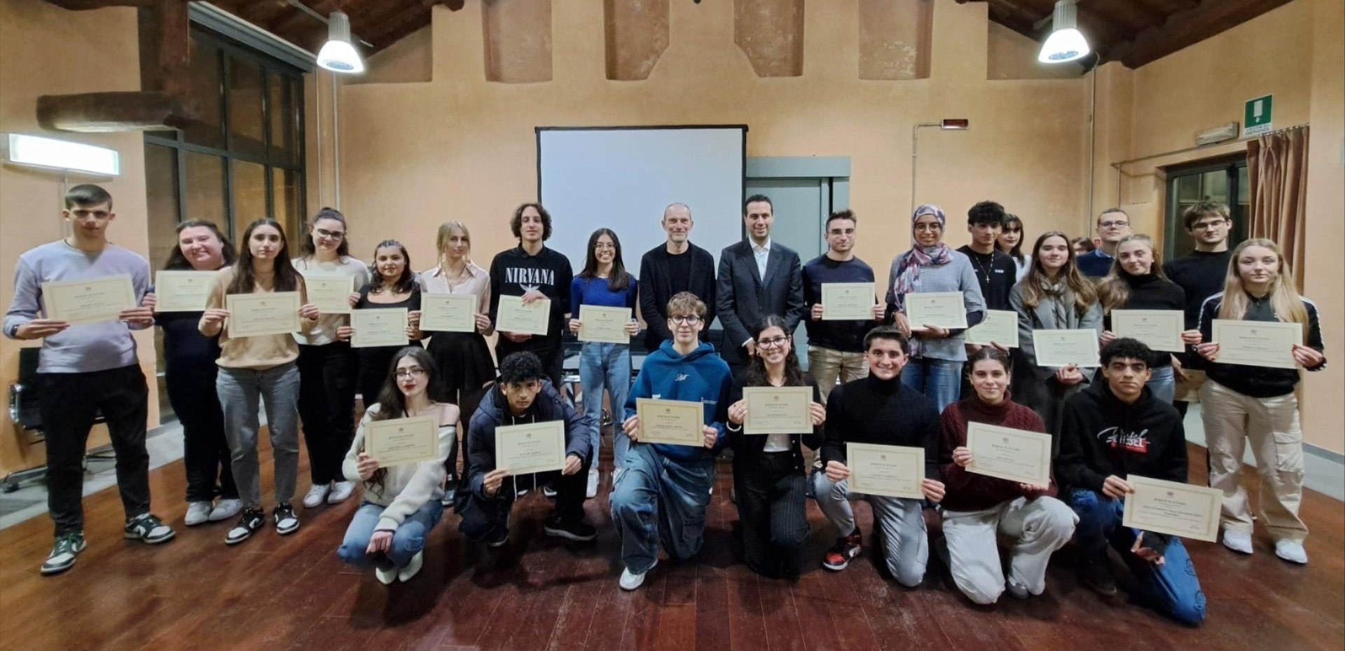 Nella foto di gruppo i premiati delle secondarie di secondo grado con Sindaco e Assessore