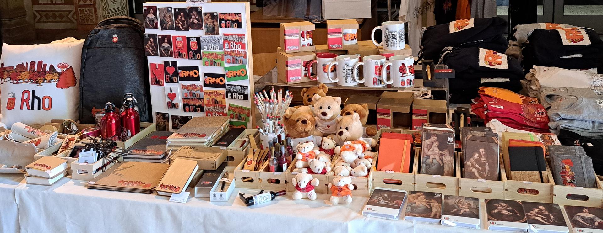 Fotografia dei prodotti di merchandising con marchio RHO.
