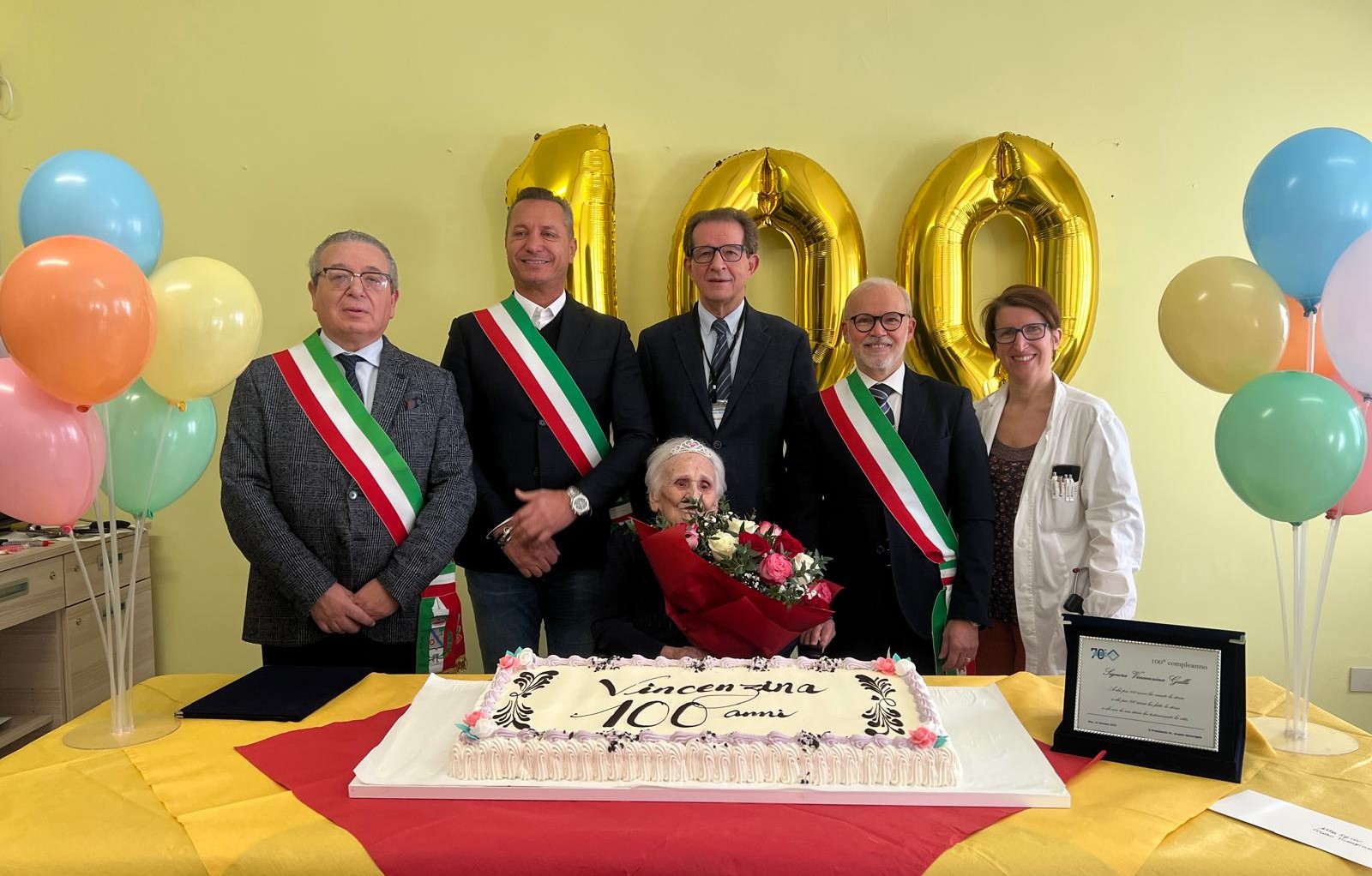Da sinistra Antonino Abbate, Carmine Lavanga, Giuseppe Re, Nicola Violante, e Cecilia Gulisano responsabile sanitario. Al centro la festeggiata Vincenzina Gallo