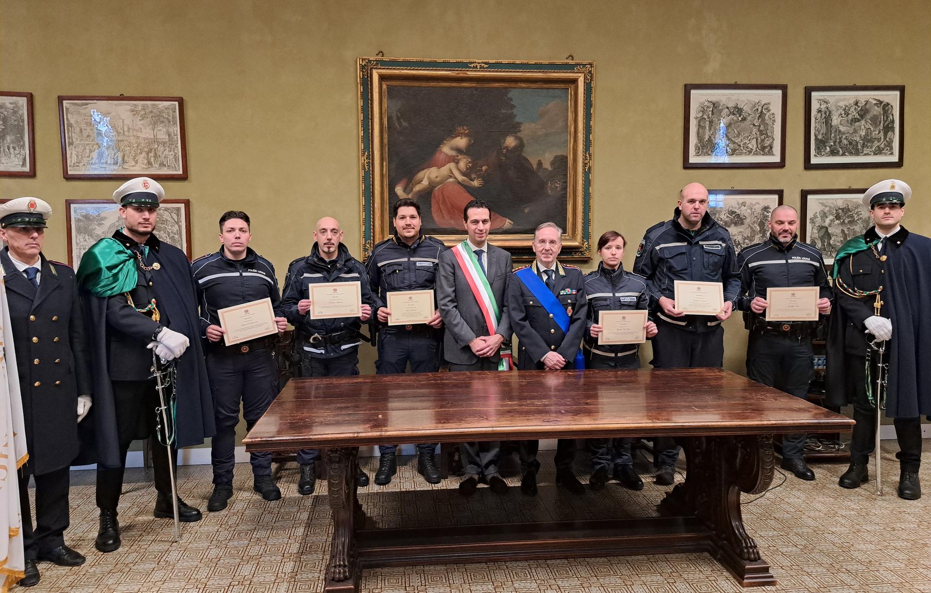 gli agenti premiati con il Sindaco Andrea Orlandi e il Comandante Antonino Frisone