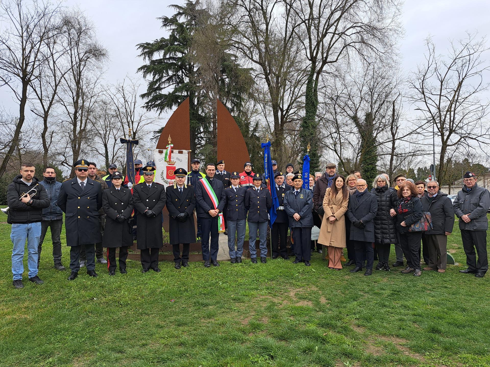 Sindaco e le autorità presenti alla cerimonia al Memoriale Grande Parentesi