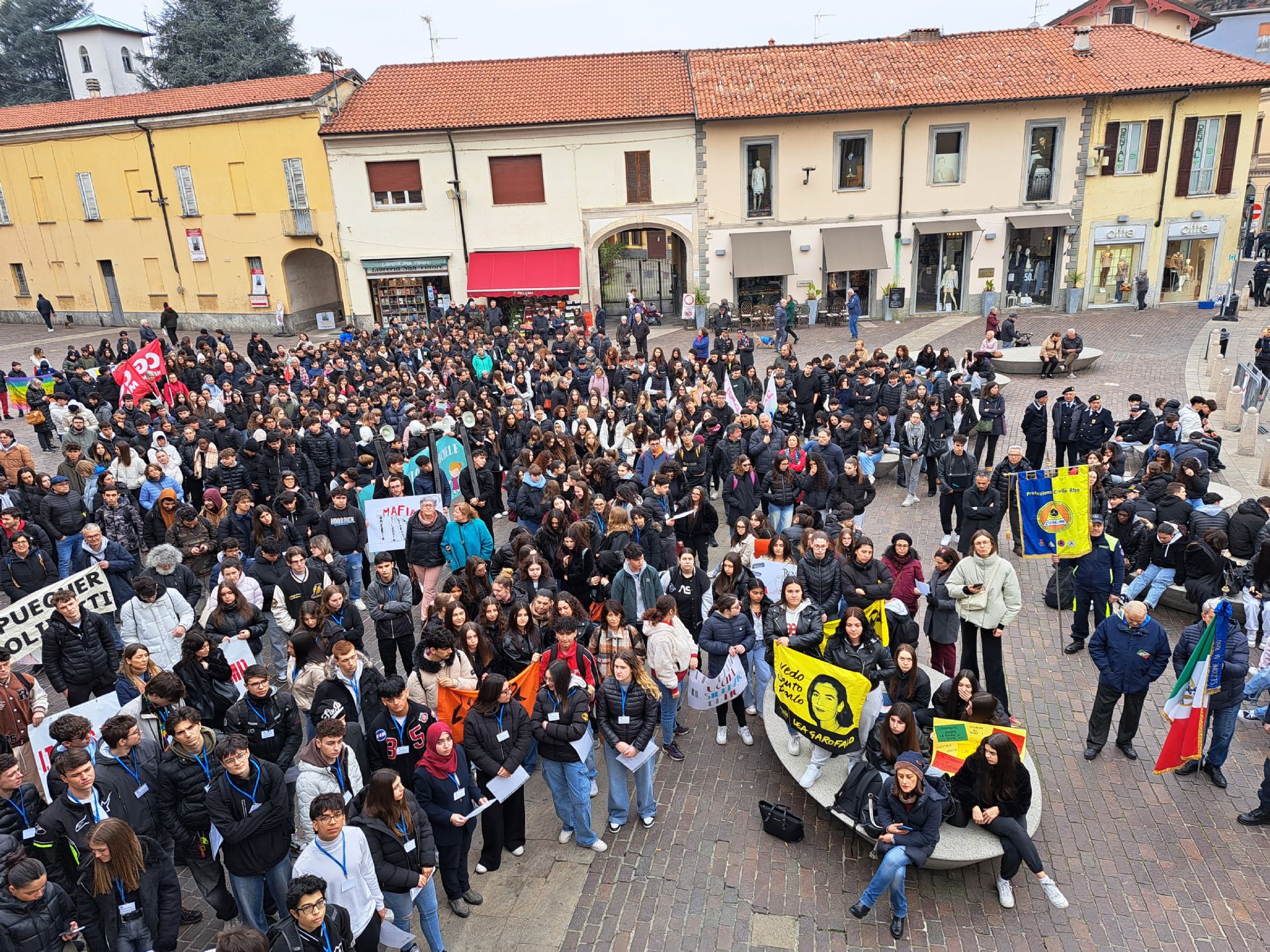 Piazza San Vittore piena di studenti all'avvio della marcia per la legalità