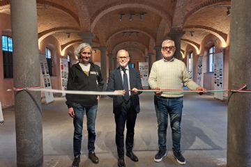 L’assessore alla Legalità Nicola Violante al taglio del nastro con esponenti dell’Associazione Peppino Impastato Adriana Castelli di Milano, curatori della mostra