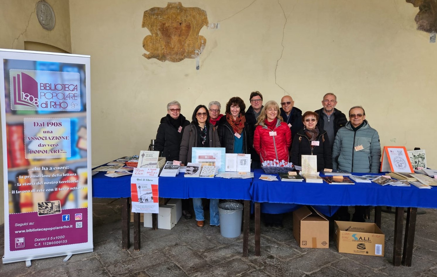 Consiglio direttivo e volontari della Biblioteca Popolare con l'assessora Valentina Giro alla Festa di Villa Burba