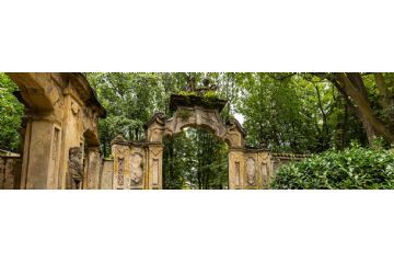 particolare cancello di entrata del parco di villa Bubra