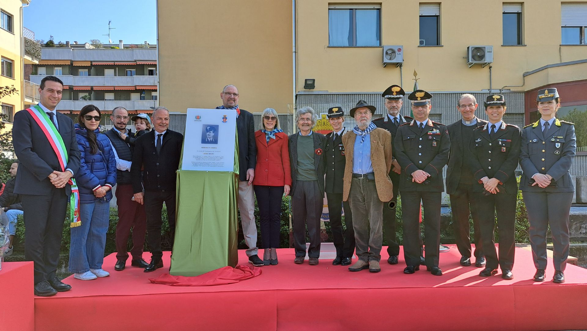 Le autorità accanto alla targa per Pietro Meloni, con i nipoti Carmen e Pietro
