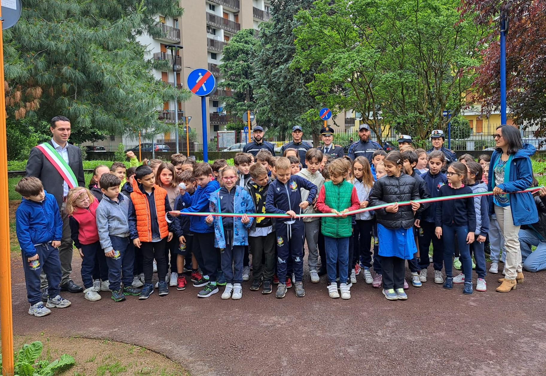 il taglio del nastro con i bambini del corso di educazione stradale