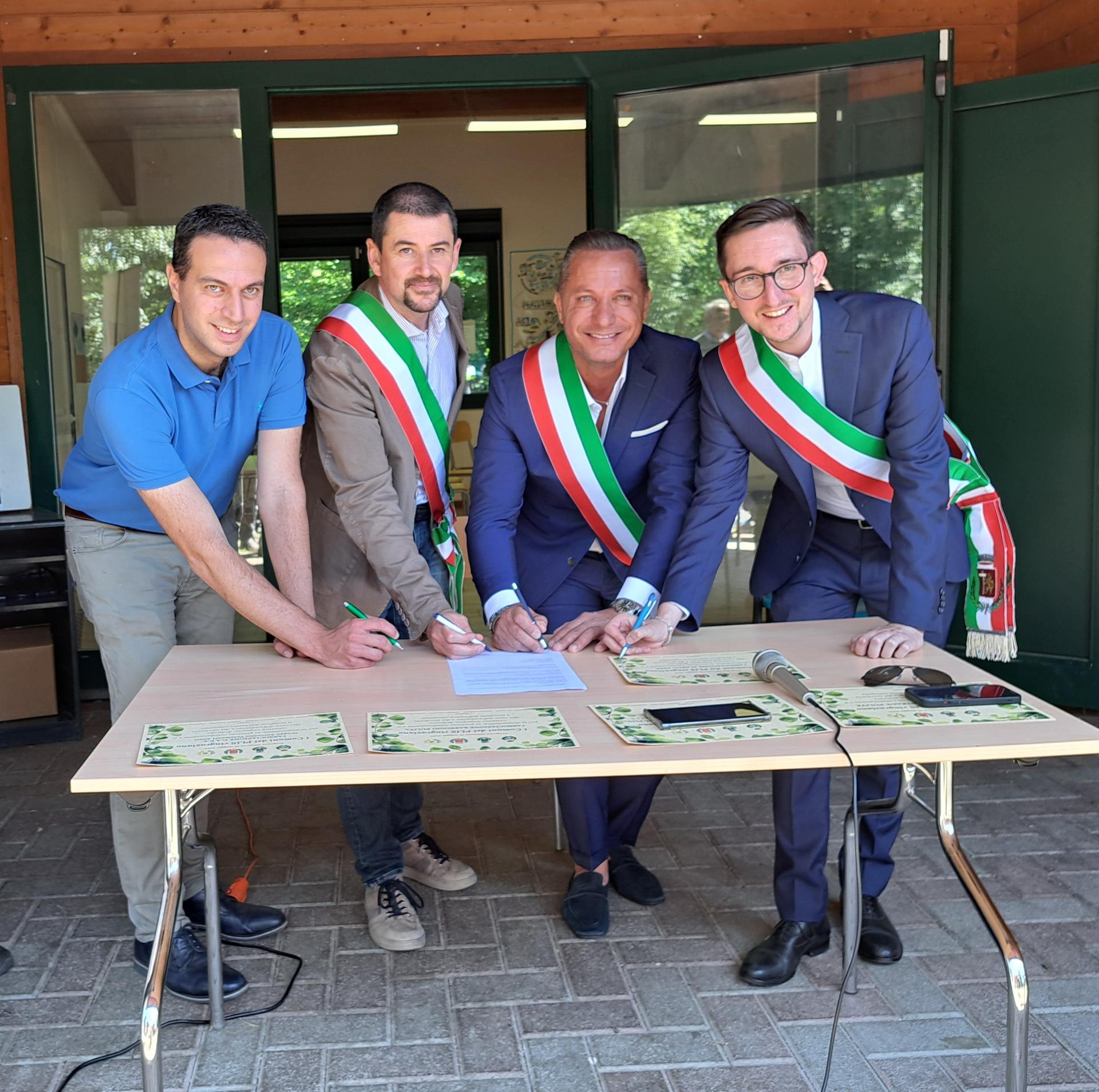  Sindai Andrea Orlandi, Angelo Bosani, Carmine Lavanga e Lorenzo Musante mentre sottoscrivono la convenzione 

I  Sindaci  da sinistra Andrea Orlandi, Angelo Bosani, Carmine Lavanga e Lorenzo Musante mentre sottoscrivono la convenzione 
 Sindaci Andrea Orlandi, Angelo Bosani, Carmine Lavanga e Lorenzo Musante mentre sottoscrivono la convenzione 
Sindaci Andrea Orlandi, Angelo Bosani, Carmine Lavanga e Lorenzo Musante mentre sottoscrivono la convenzione 

 
 
 
 