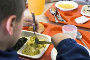 bambino che mangia -  refezione scolastica