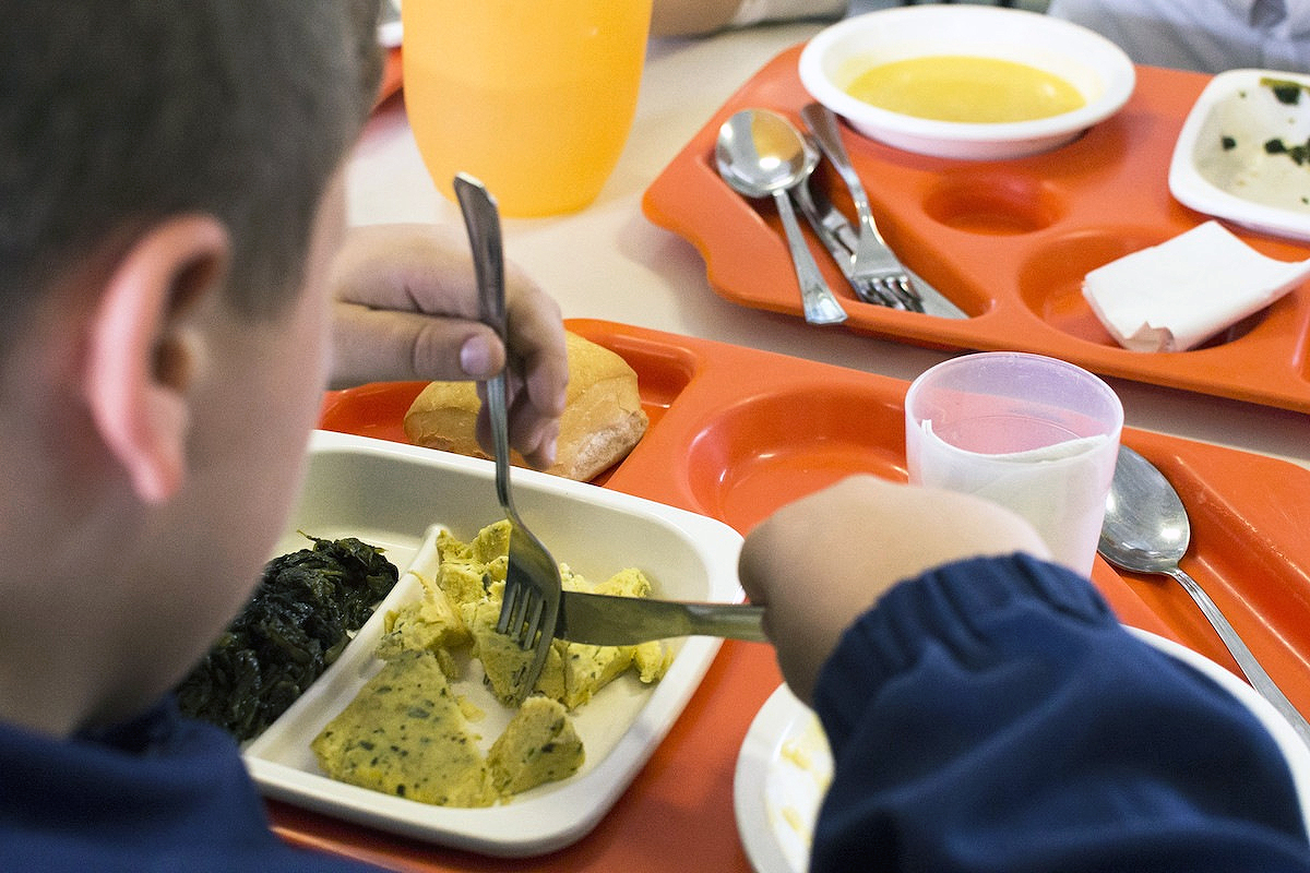 bambino che mangia -  refezione scolastica