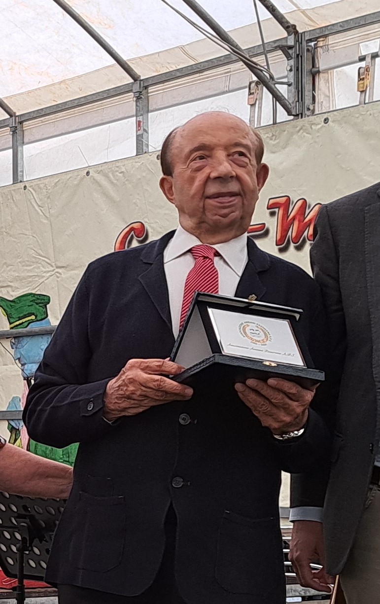 Angelo Brioschi nel settembre scorso ai festeggiamenti per i 25 anni dell'Associazione Anziani Passirana