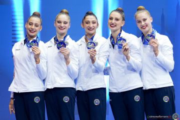 Nella foto di Simone Ferraro per Federginnastica Laura Paris è la seconda da destra