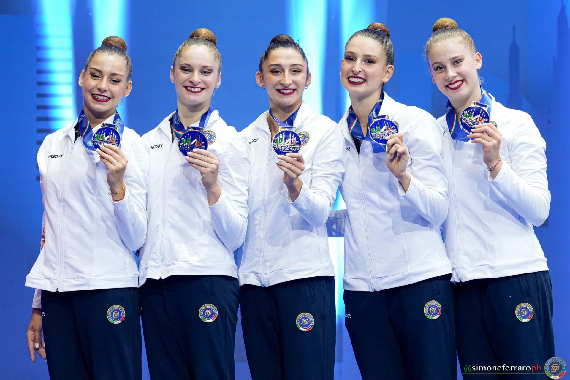 Nella foto di Simone Ferraro per Federginnastica Laura Paris è la seconda da destra