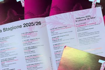Fotografia del ricco programma di spettacoli della stagione teatrale 2025-2026 del Teatro Civico Roberto De Silva  di Rho.