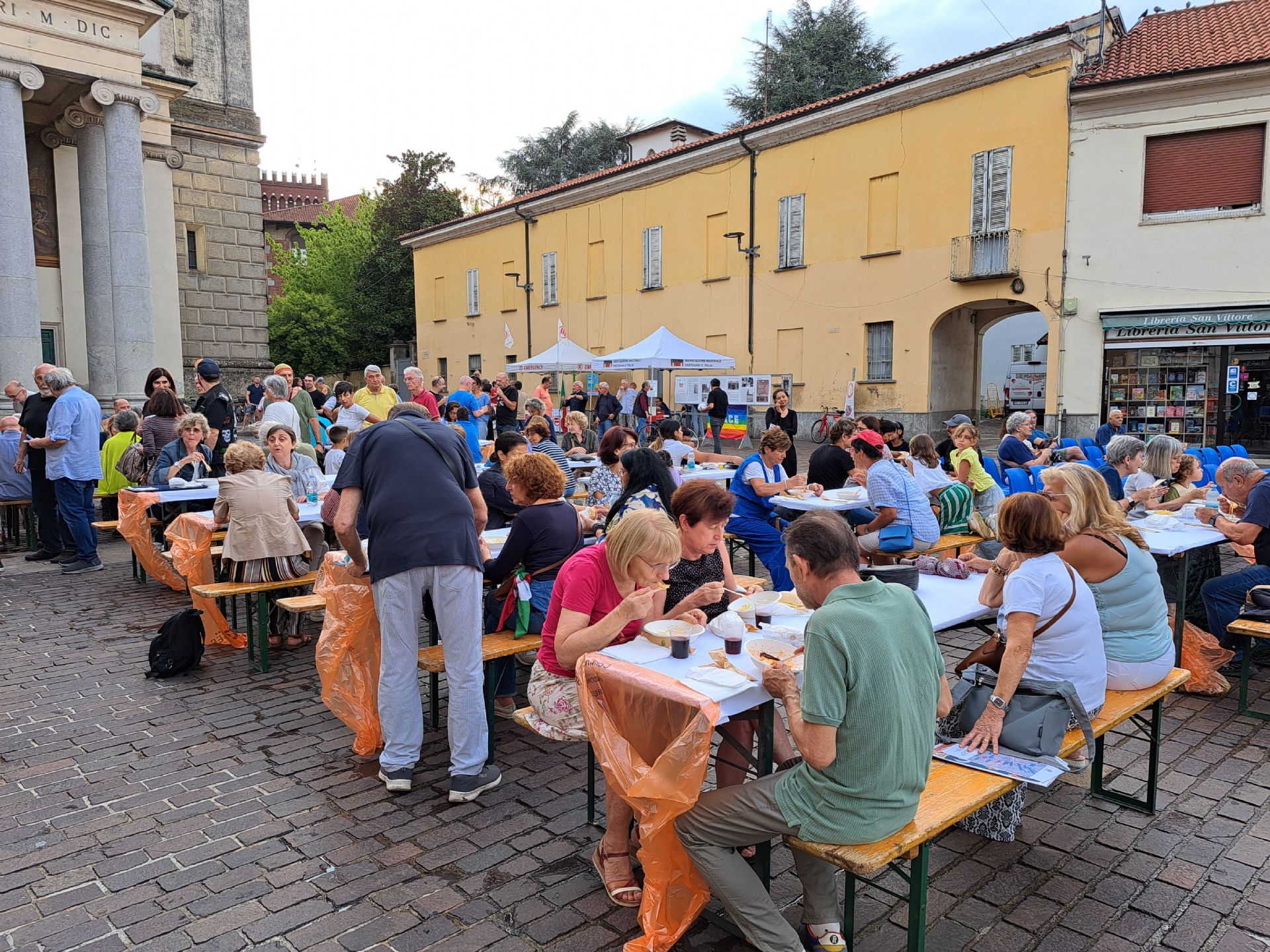 Alcuni dei partecipanti alla pastasciutta antifascista in piazza San Vittore a Rho