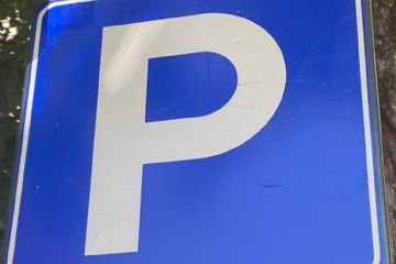 Fotografica di un cartello stradale di parcheggio