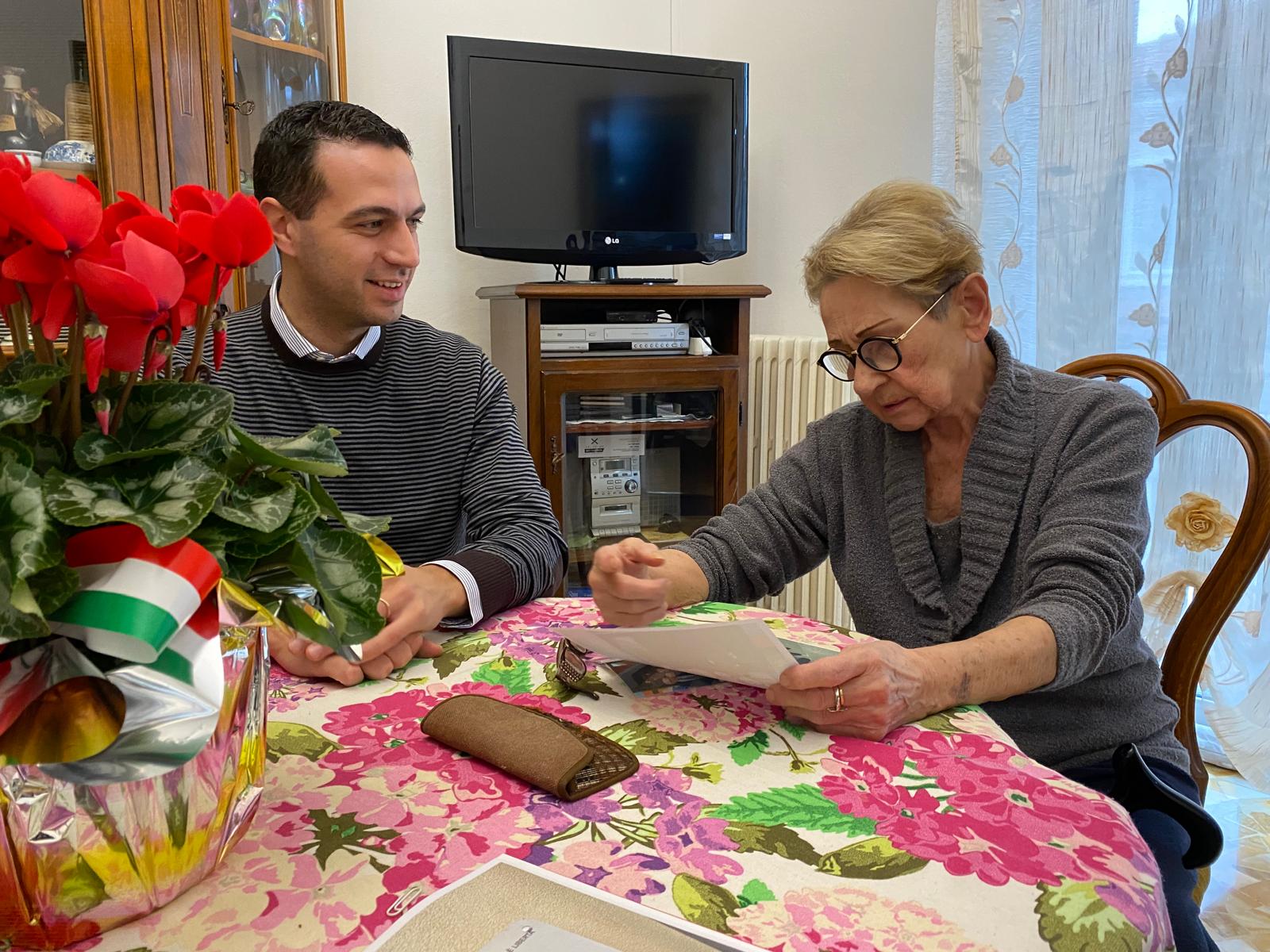 Il Sindaco Andrea Orlandi durante una visita alla signora Silvana Negri