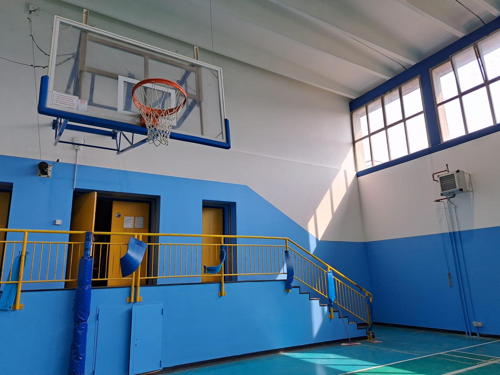 La palestra della scuola Frontini appena imbiancata