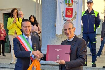 Il Sindaco Andrea Orlandi saluta l'ex prevosto don Gianluigi Frova