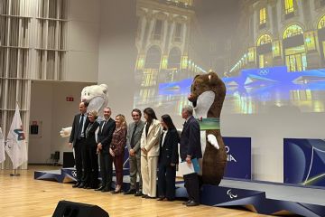 vertici di Regione Lombardia, il presidente della Fondazione Milano Cortina 2026 Giovanni Malagò, con l’amministratore delegato Andrea Varnier con le mascotte olimpiche