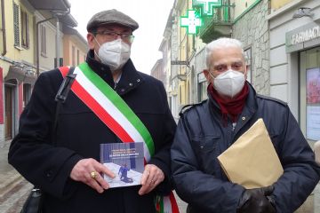 Sindaco Pietro Romano - Marco Steiner del Comitato per le “Pietre d’Inciampo” di Milano e libro<br>
