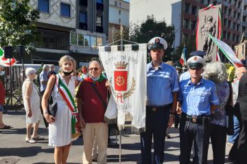 L'Assessore Sabina Tavecchia e Bruno Bevilacqua Presidente Onorario ANPI con il Gonfalone e gli Agenti della Polizia Locale della Città di Rho.