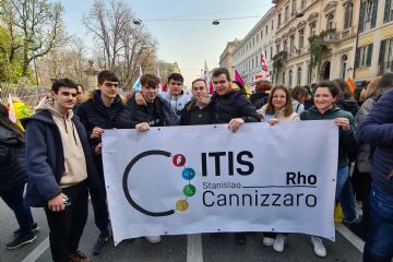 Lo striscione dell'Itis Cannizzaro