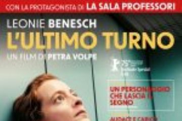 locandina film protagonista principale vestita con camice blu sguardo rivolto verso l altor appoggiata alla parete