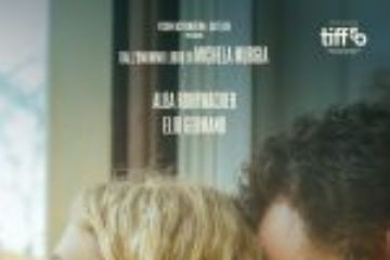 locandina film i due attori protagonisti insieme lui appoggia la testa su di lei