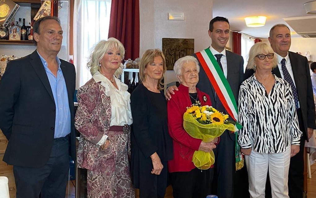 Sindaco Andrea Orlandi accanto a Teresa Mantoan e ai parenti alla festa per i cento anni